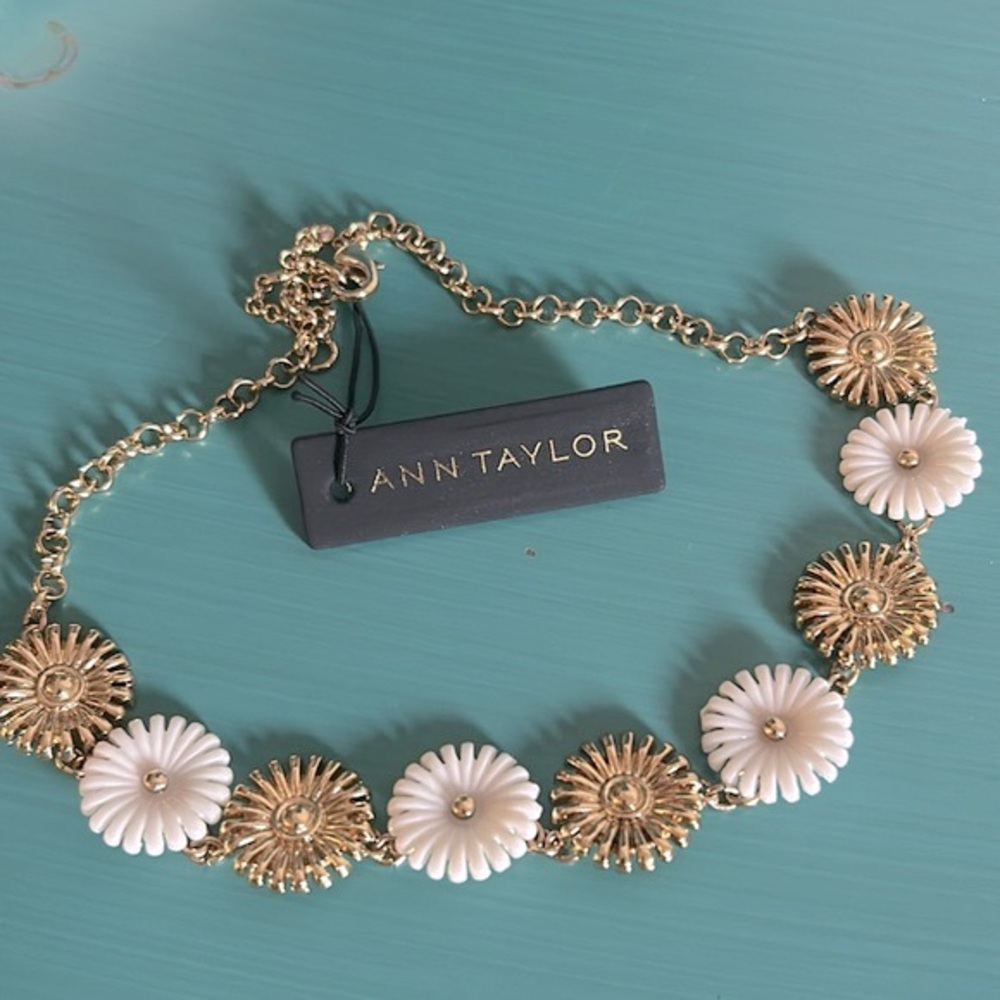New Ann Taylor Floral Medallion Disc Gold Tone Chain 16”Fine Fashion Necklace